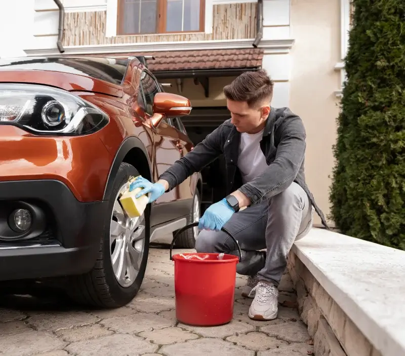 Lavage auto à domicile Buxières-les-Mines : professionnel intervenant sur un véhicule